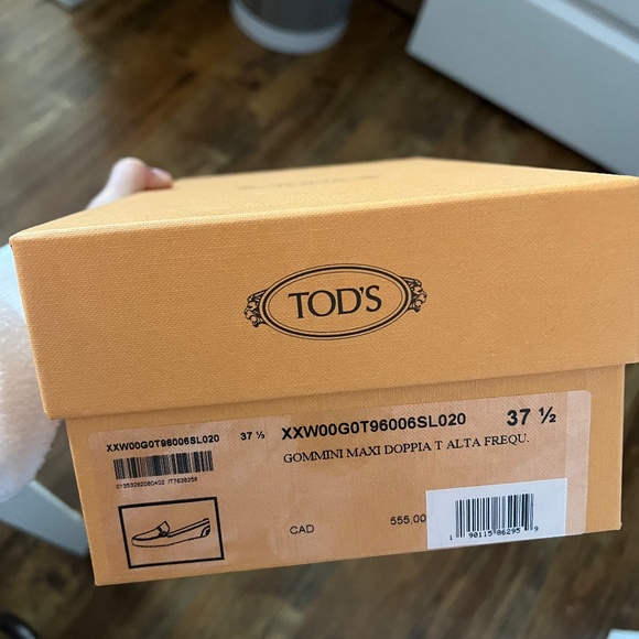 TODS Women's Fuchsia Loafers - Size 37.5 - comes with original box - Picture 6 of 6